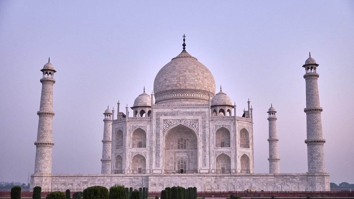 दिल्ली कॉन्सर्ट से पहले आगरा पहुंचे दिलजीत, ताजमहल का किया दीदार